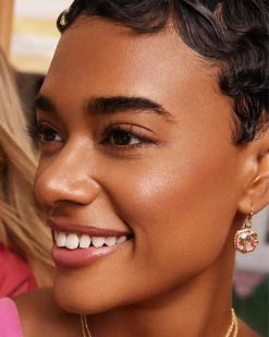 Barbie™ X Kendra Scott Gold Drop Earrings In Pink Iridescent Glitter Glass 7 Barbie™ X Kendra Scott Gold Drop Earrings In Pink Iridescent Glitter Glass -Demi-Fine Jewelry Shop Kendra Scott Barbie Drop Earring Pink Iridescent Glitter Glass Gold 00