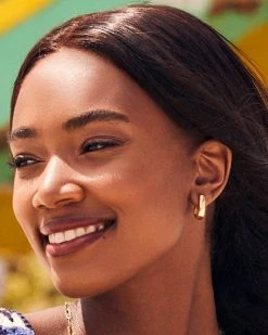 Kendra Scott Ellen Wide Huggie Earrings In 18k Gold Vermeil -Demi-Fine Jewelry Shop Kendra Scott Ellen Wide Huggie Earring Gold 01