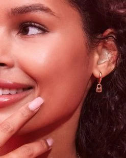 Kendra Scott Jess Lock Huggie Earrings In Gold -Demi-Fine Jewelry Shop Kendra Scott Jessie Tiny Locket Huggie Earring Gold 01