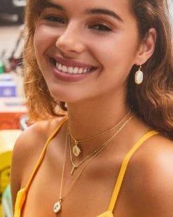 Kendra Scott Letter A Gold Disc Reversible Pendant Necklace In Iridescent Abalone 6 Kendra Scott Letter A Gold Disc Reversible Pendant Necklace In Iridescent Abalone -Demi-Fine Jewelry Shop Kendra Scott Letter A Disc Pendant Necklace Abalone Gold 00